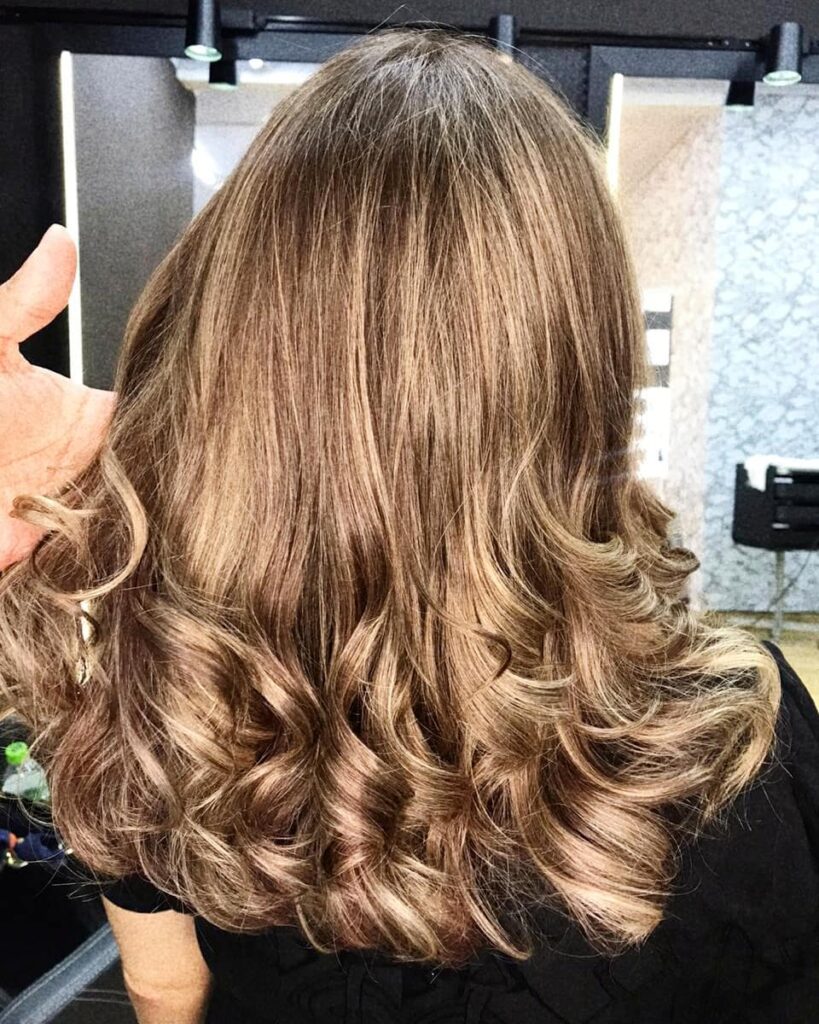 Coloração e mechas – Welli Valente Salon, Centro, Curitiba - PR – foto 4